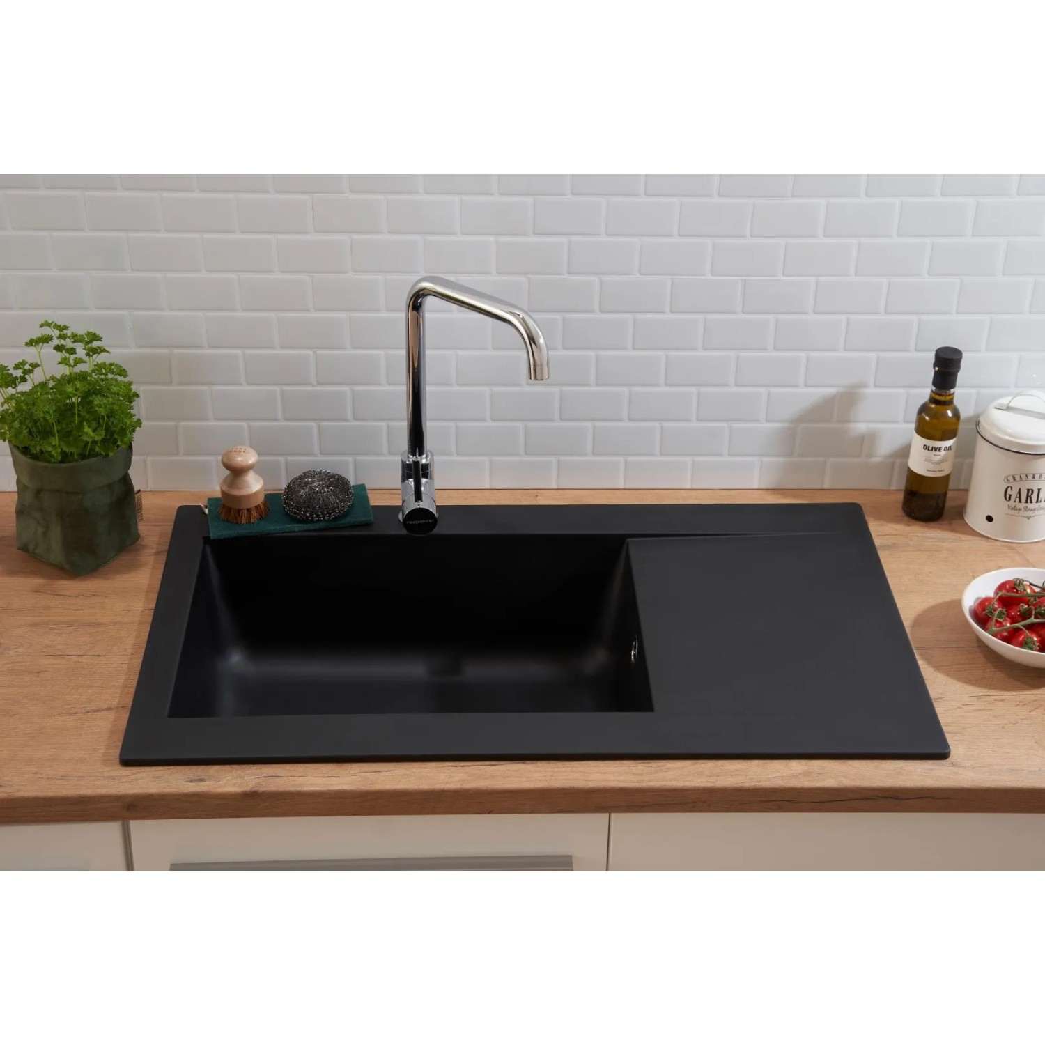 Schwarze Respekta Mineralite Einbauspüle Denver, 86x50 cm, mit Abtropffläche und Armatur.