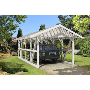Weißer Skan Holz Carport Schwarzwald mit Dachlattung und Auto im Garten.