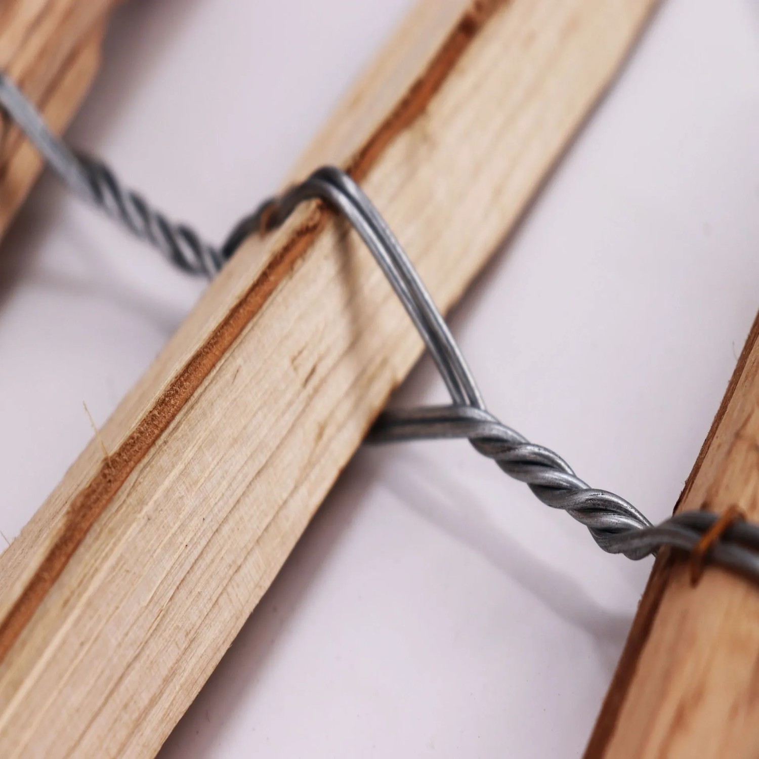 Detailaufnahme: Haselnuss Staketenzaun mit verzinktem Draht, Lattenabstand 4-6cm.