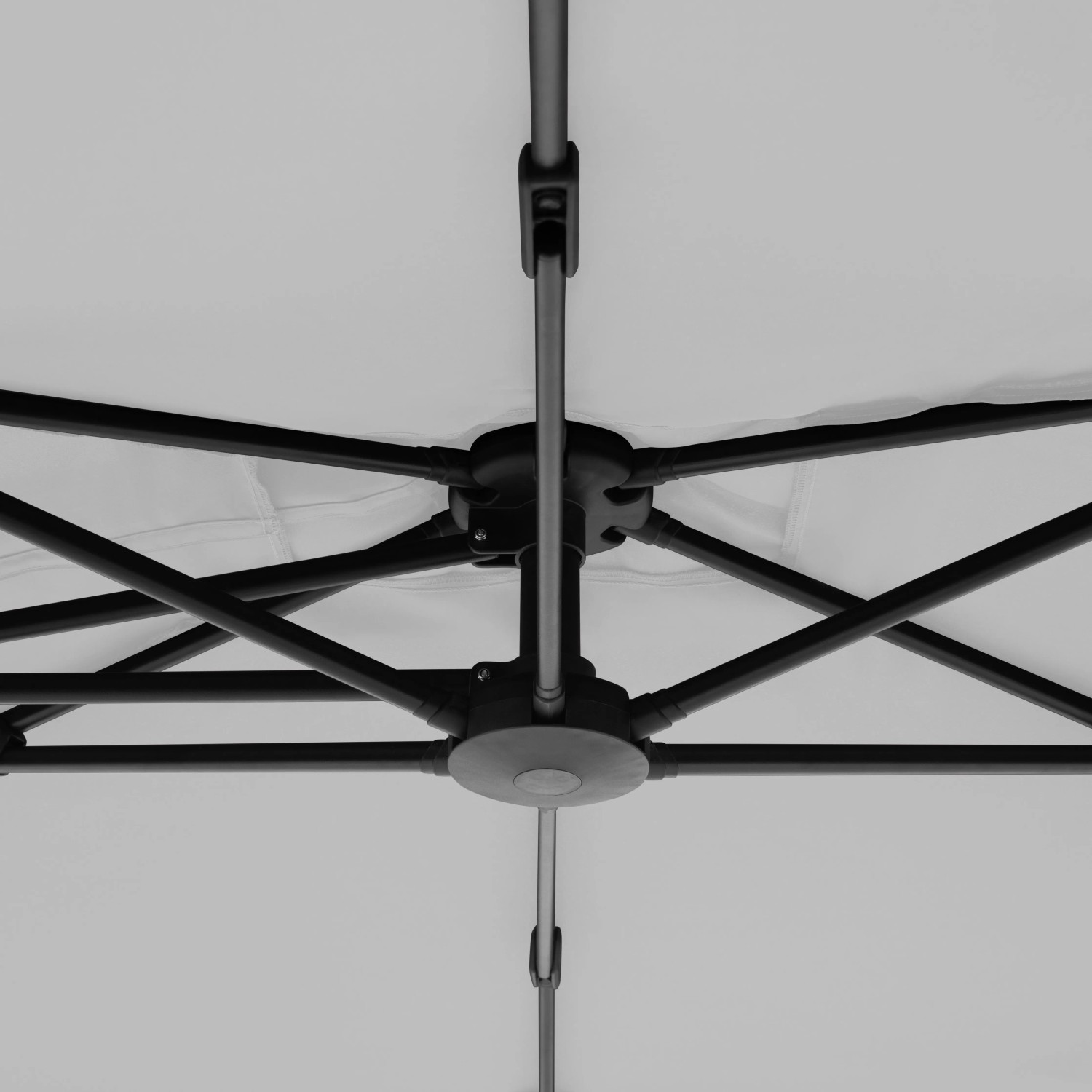 Detailaufnahme des Gestells vom hellgrauen Doppler Ampelschirm 245x135 cm mit Drehfunktion.