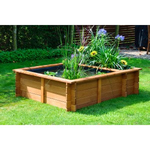 Dobar Hochteich Maxime aus Kiefernholz mit Teichfolie, bepflanzt im Garten.