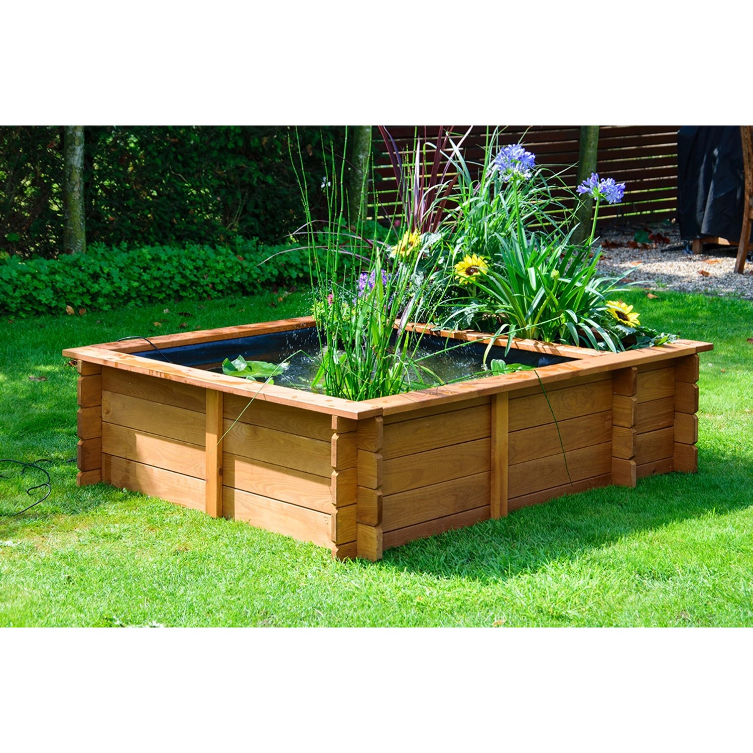 Dobar Hochteich Maxime aus Kiefernholz mit Teichfolie, bepflanzt im Garten.