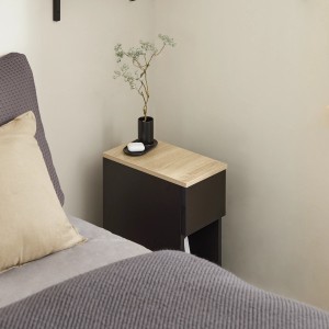 SoBuy Nachttisch FBT111-SCH in Schwarz mit Schublade und offenem Fach neben einem Bett.