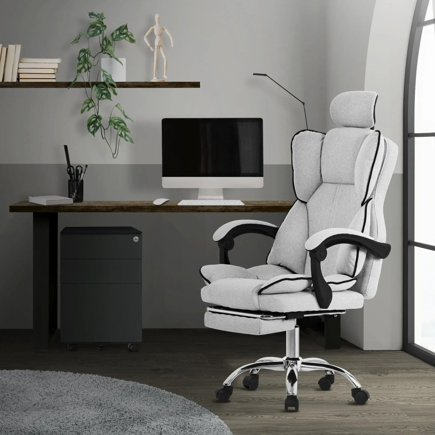 Ergonomischer, hellgrauer ML-Design Bürostuhl mit verstellbarer Rückenlehne und Beinauflage.