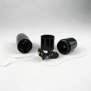 Schwarze E27 Lampenfassung aus Kunststoff mit Zugschalter, zerlegt dargestellt. Ideal für DIY-Leuchten.