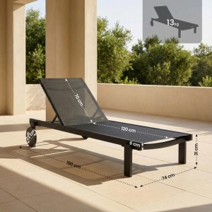 Schwarze CLP Sonnenliege Casablanca aus Aluminium mit Stoffbezug, verstellbarer Rückenlehne und Rollen auf Terrasse. Maße: 190x74x31 cm.