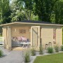 Lasita Maja Gartenhaus Edinburgh 2 Natur mit überdachter Terrasse und Gartenmöbeln.