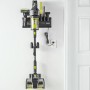 Ryobi Akku-Staubsauger RASV18BL-0 mit Wandhalterung und Zubehör an der Wand.