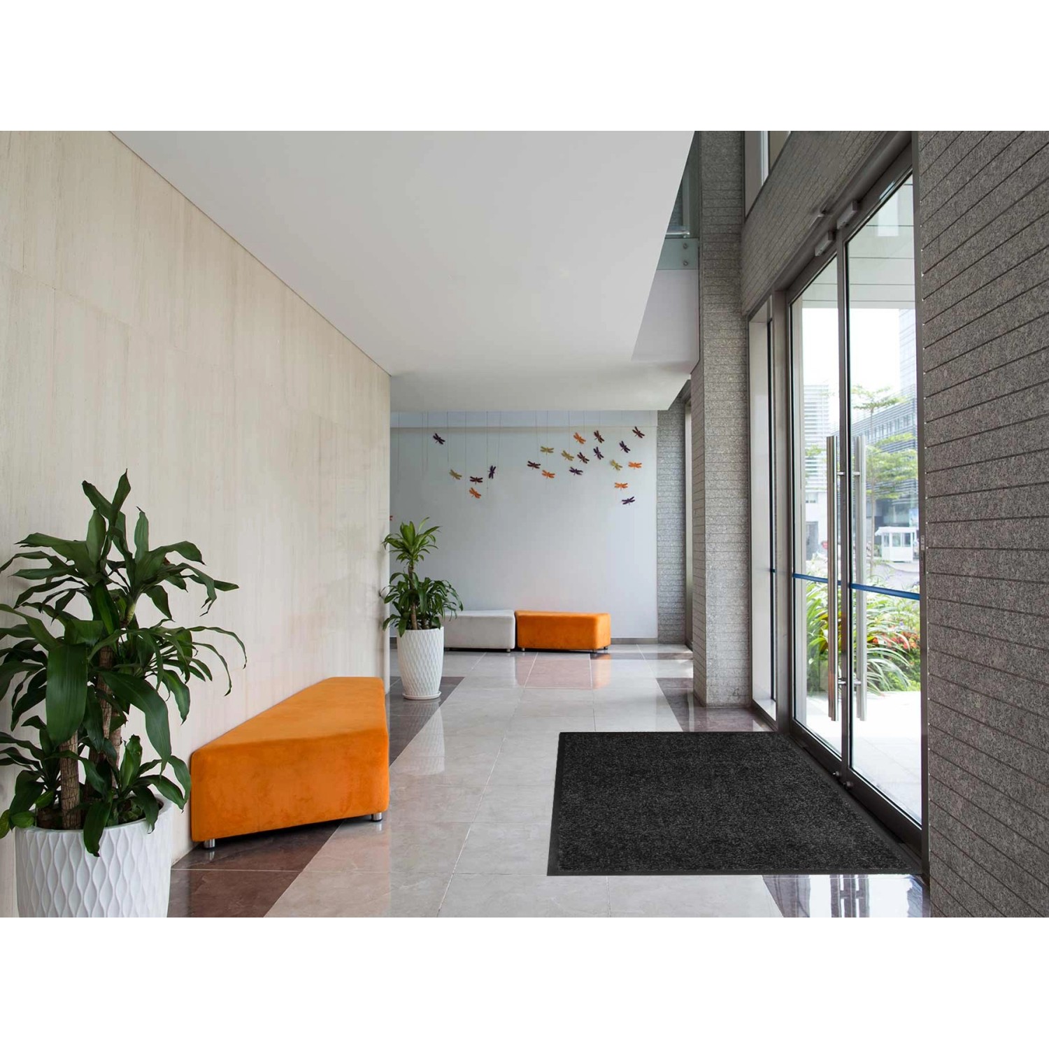 Schwarze Primaflor Schmutzfangmatte Clean 60x180cm im Eingangsbereich.