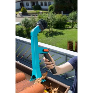 Gardena combisystem Dachrinnenreiniger im Einsatz: Dachreinigung mit Bürste und Schaber. Ideal für saubere Dachrinnen.