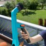 Gardena combisystem Dachrinnenreiniger im Einsatz: Dachreinigung mit Bürste und Schaber. Ideal für saubere Dachrinnen.