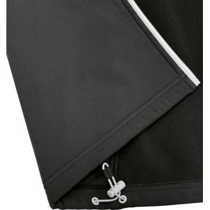 Detailansicht: Schwarze Softshell-Jacke mit wärmendem Fleece-Futter, verstellbarem Kordelzug am Saum und Reflektoren.