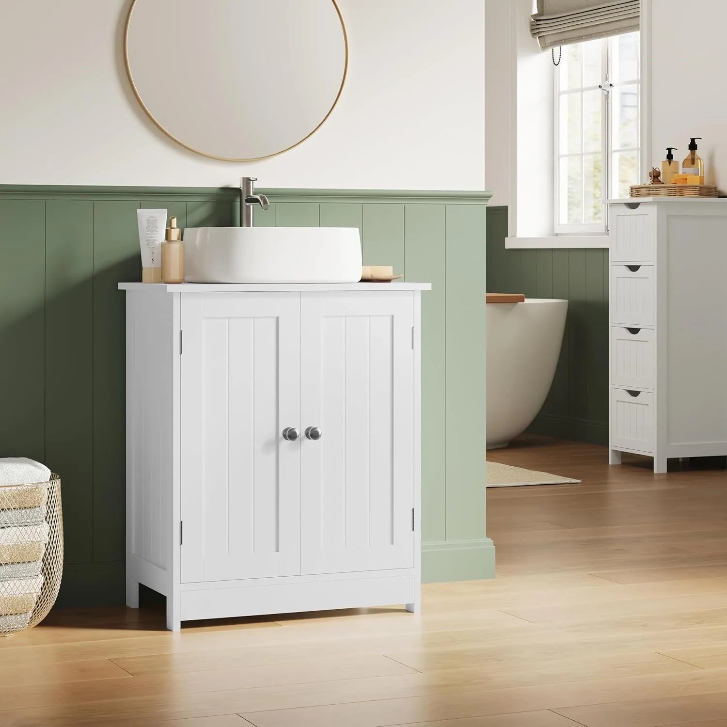 Weißer WOLTU Waschbeckenunterschrank mit zwei Türen, Lamellendesign, silbernen Griffen und verstellbarem Einlegeboden.