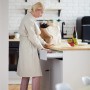 Frau öffnet Küchenschublade mit ausziehbarem Besteckkasten aus Kunststoff für mehr Ordnung in der Küche.