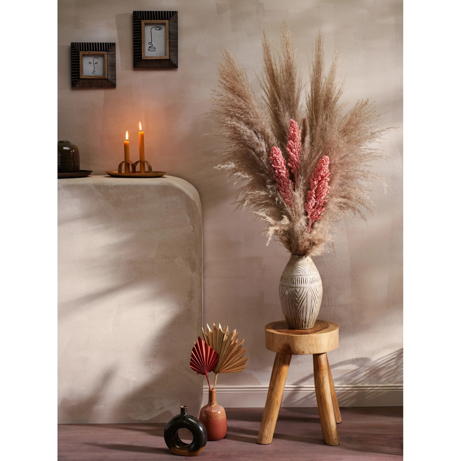 Orange Vase Ancient Secrets (20 cm) mit Trockenblumen auf Hocker. Dekorative Wohnraum-Szene.
