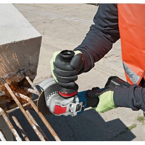 Bosch Professional GWS 750-125 Winkelschleifer mit Diamanttrennscheibe im Einsatz beim Trennen von Metall.