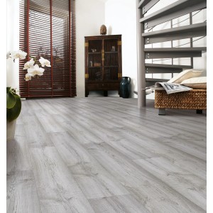 Verlegtes Laminat Kaindl Masterfloor 8 mm Eiche Grau im Wohnraum mit Holzschrank und Wendeltreppe.
