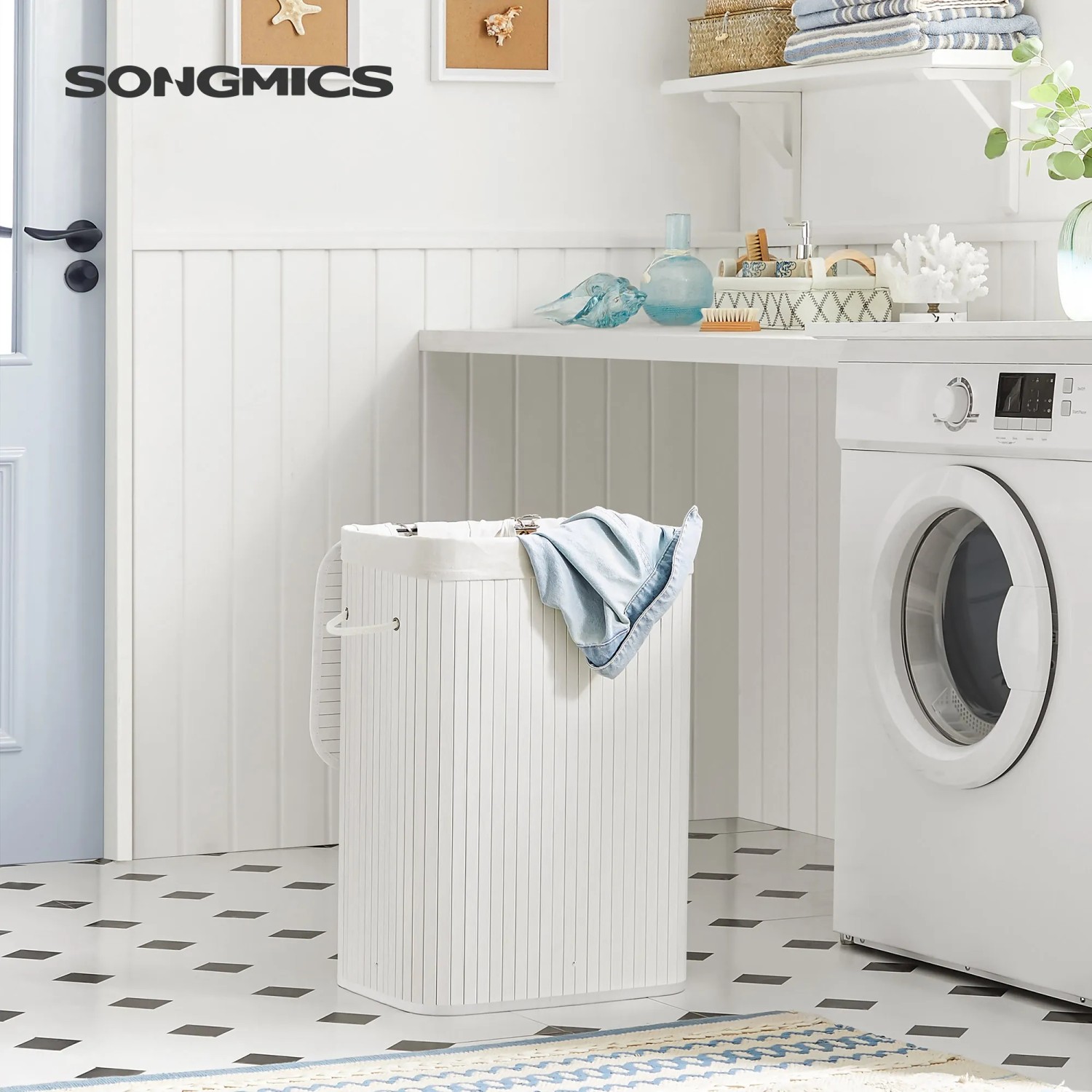 Weißer Songmics Wäschekorb mit Deckel im Badezimmer.