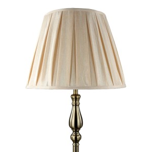 Stehlampe mit Stoffschirm, messingfarbenes Metallgestell, 164 cm hoch.