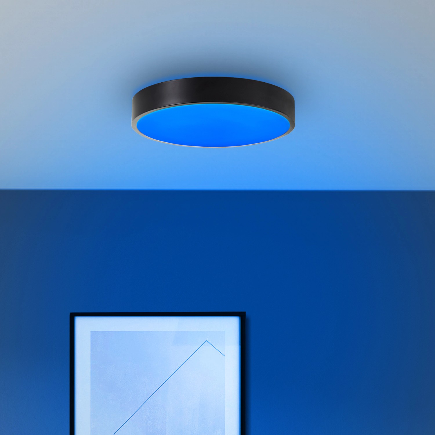 Smarte LED-Deckenleuchte Vadin, schwarz/weiß, mit blauer Beleuchtung an der Decke.