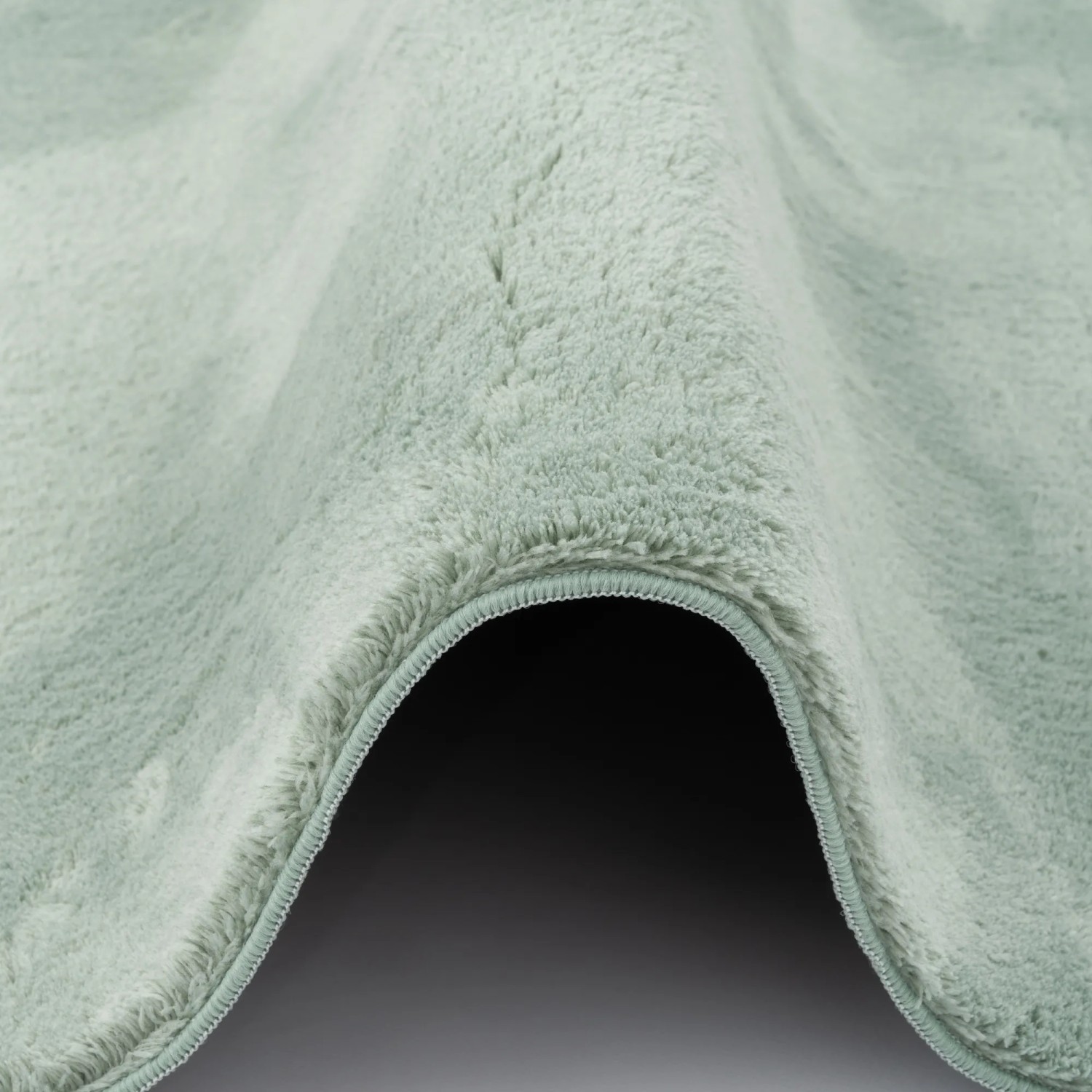 Detailansicht: Runder, grüner Fellteppich "Pergamon Luxus Super Soft" (160x160cm).