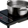 Schwarzes Induktionskochfeld mit Topf und digitaler Anzeige. Kompakte Kochplatte für Töpfe von 12-20 cm.
