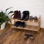 Stapelbares Schuhregal aus Walnussholz, hell, mit zwei Etagen und verschiedenen Schuhen.