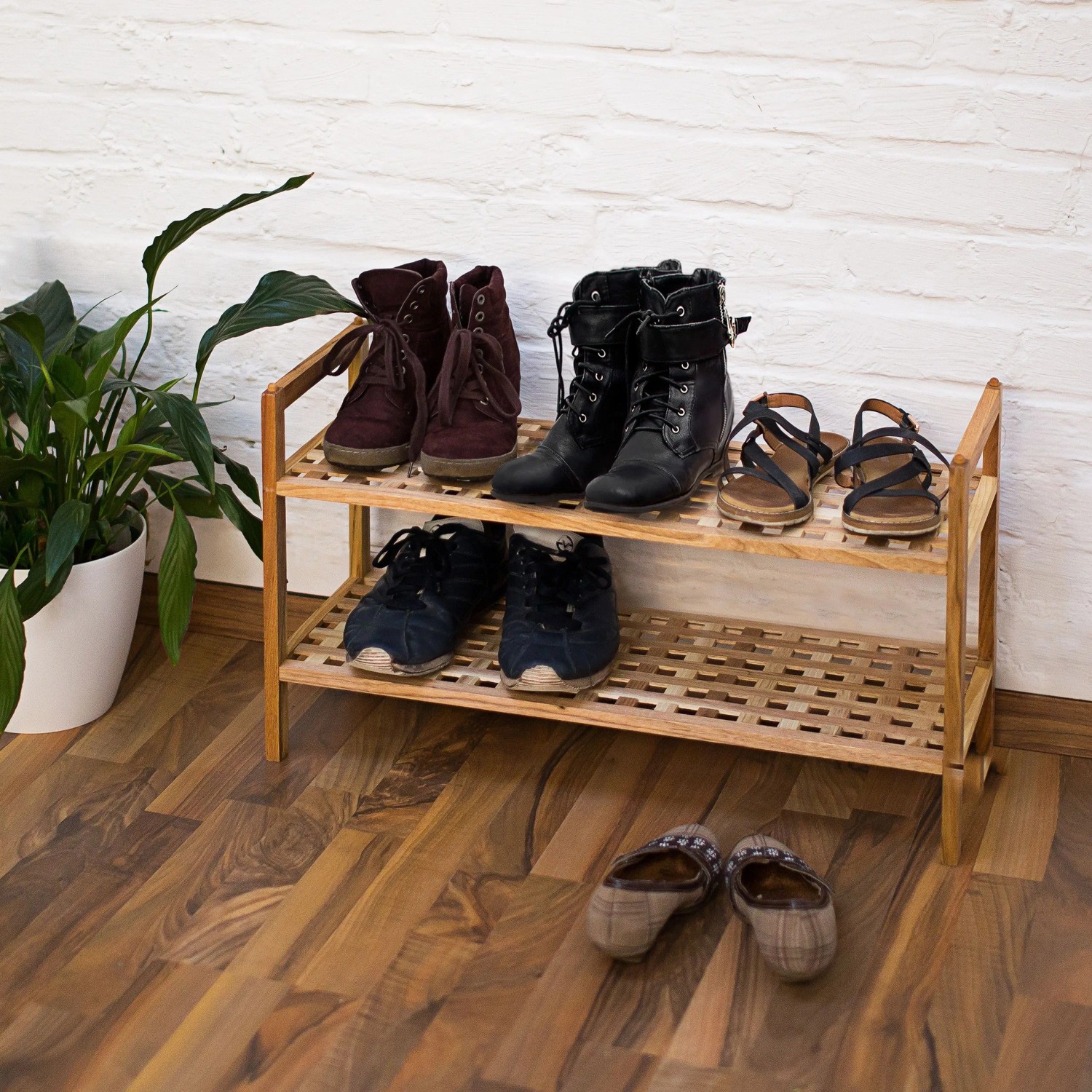 Stapelbares Schuhregal aus Walnussholz, hell, mit zwei Etagen und verschiedenen Schuhen.