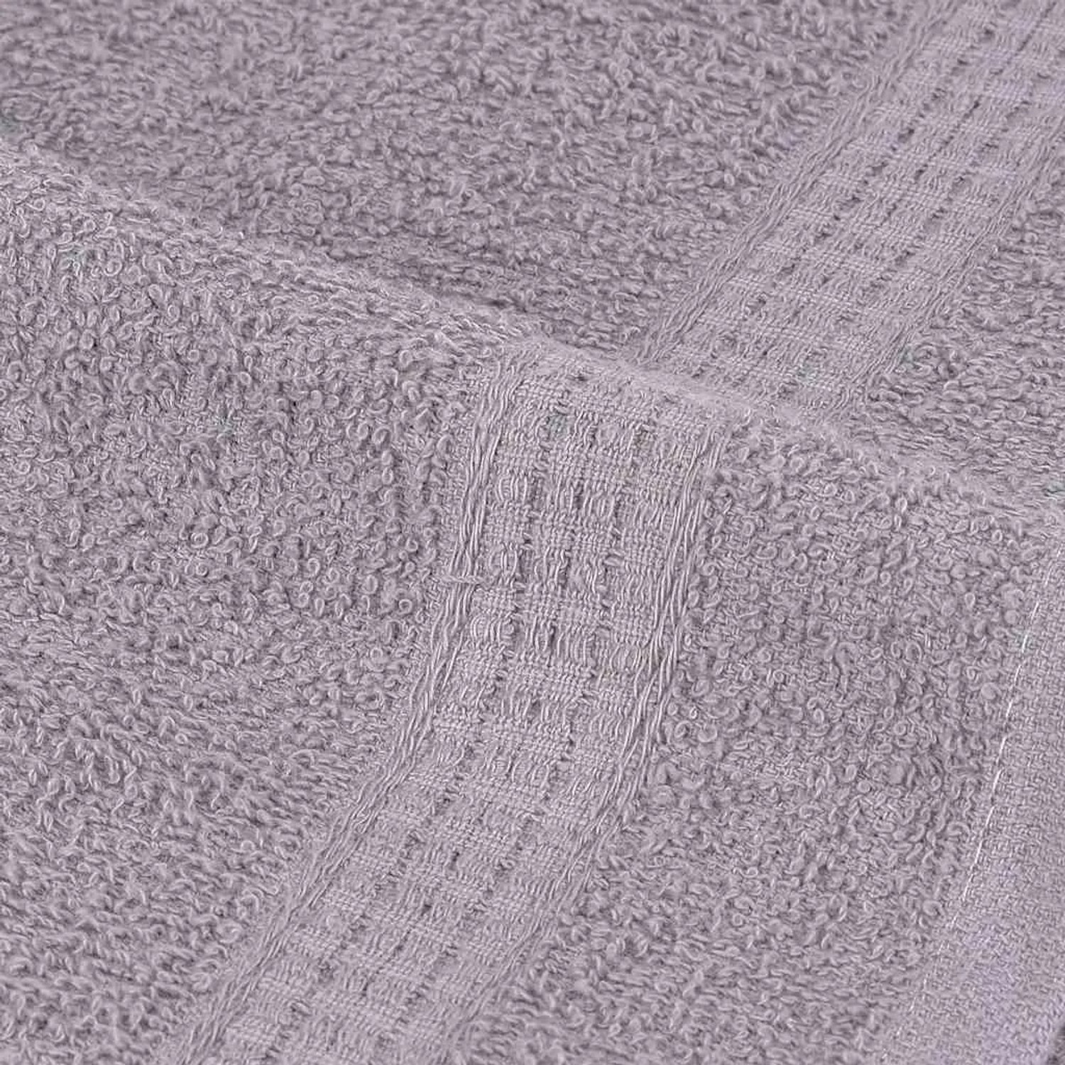Graues, weiches Baumwoll-Handtuch mit saugfähiger Frottier-Textur und dekorativer Webkante. 100% Baumwolle.