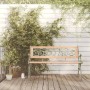 VidaXL Gartenbank aus Tannenholz mit dekorativer Rückenlehne vor weißer Wand mit Pflanzen.