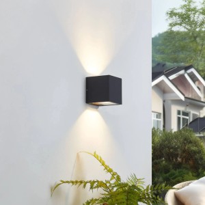 Moderne, alufarbene Lucande LED Außenwandleuchte Merjem, 2-flammig, für Garten und Terrasse.