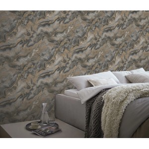 Erismann Vliestapete Elle Decoration 4 Mystic Spell Taupe mit Marmor- und Glitzereffekten im Schlafzimmer.