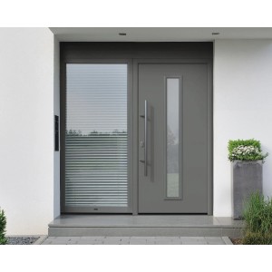 Moderne EcoStar Haustür Isopro IP 020S in Graualuminium mit Seitenteil und Edelstahlgriff.