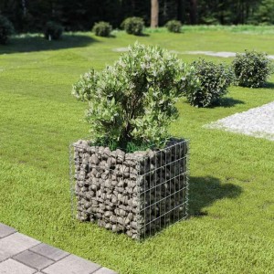 Quadratisches Furnicato Gabionen-Hochbeet aus verzinktem Stahl, gefüllt mit Steinen, im Garten.
