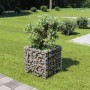 Quadratisches Furnicato Gabionen-Hochbeet aus verzinktem Stahl, gefüllt mit Steinen, im Garten.