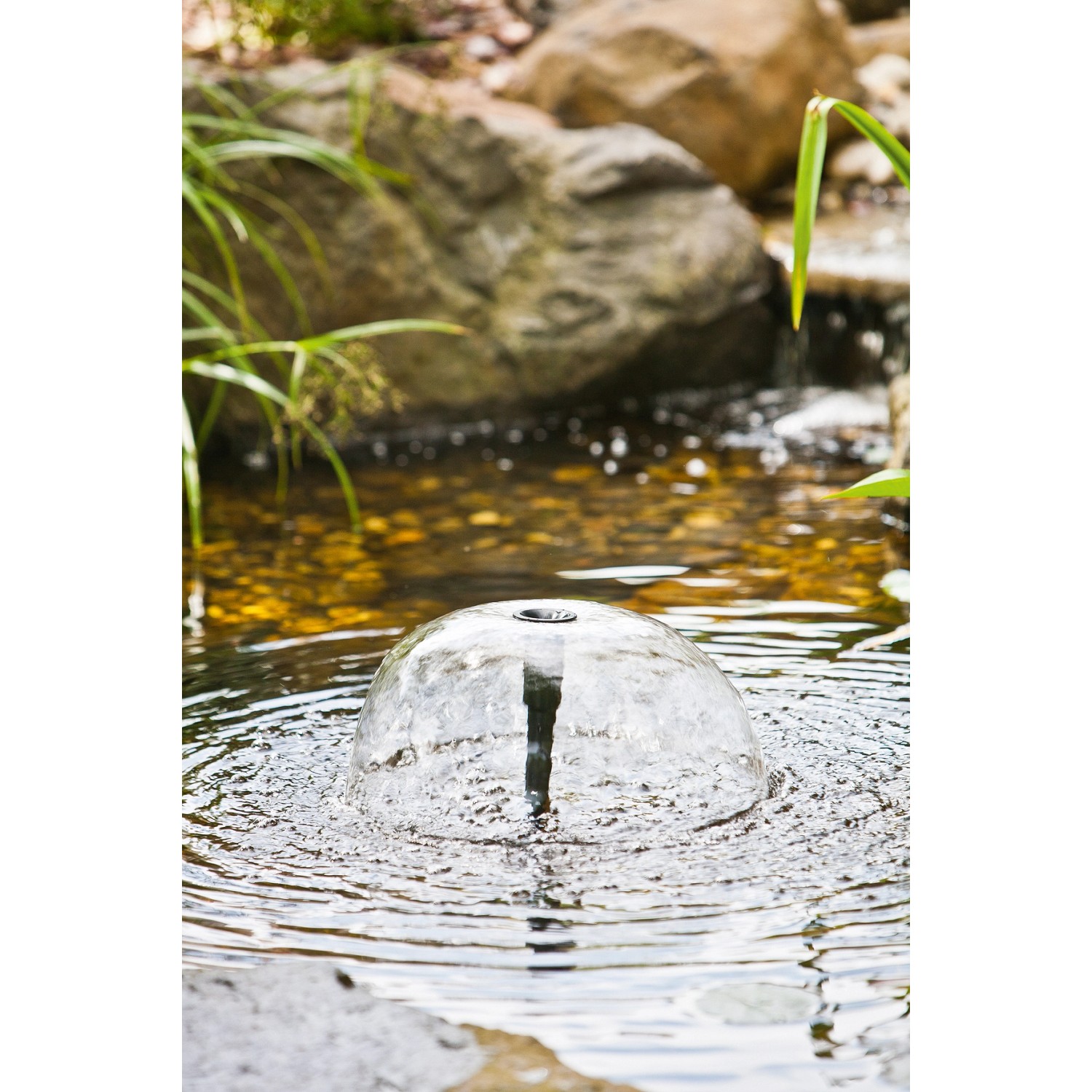 Heissner Solar-Teichpumpen-Set mit Wasserspiel im Gartenteich. Solarbetriebene Pumpe mit Wasserfontäne.