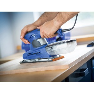 Blauer LUX Schwingschleifer beim Schleifen von Holz. Schleifmittel für Heimwerker.