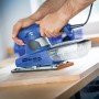 Blauer LUX Schwingschleifer beim Schleifen von Holz. Schleifmittel für Heimwerker.