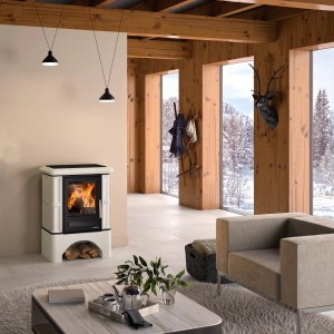 Justus Kaminofen Bavaria Ahorn Weiß mit Sockel, 7 kW, Ofenkacheln im Wohnraum.