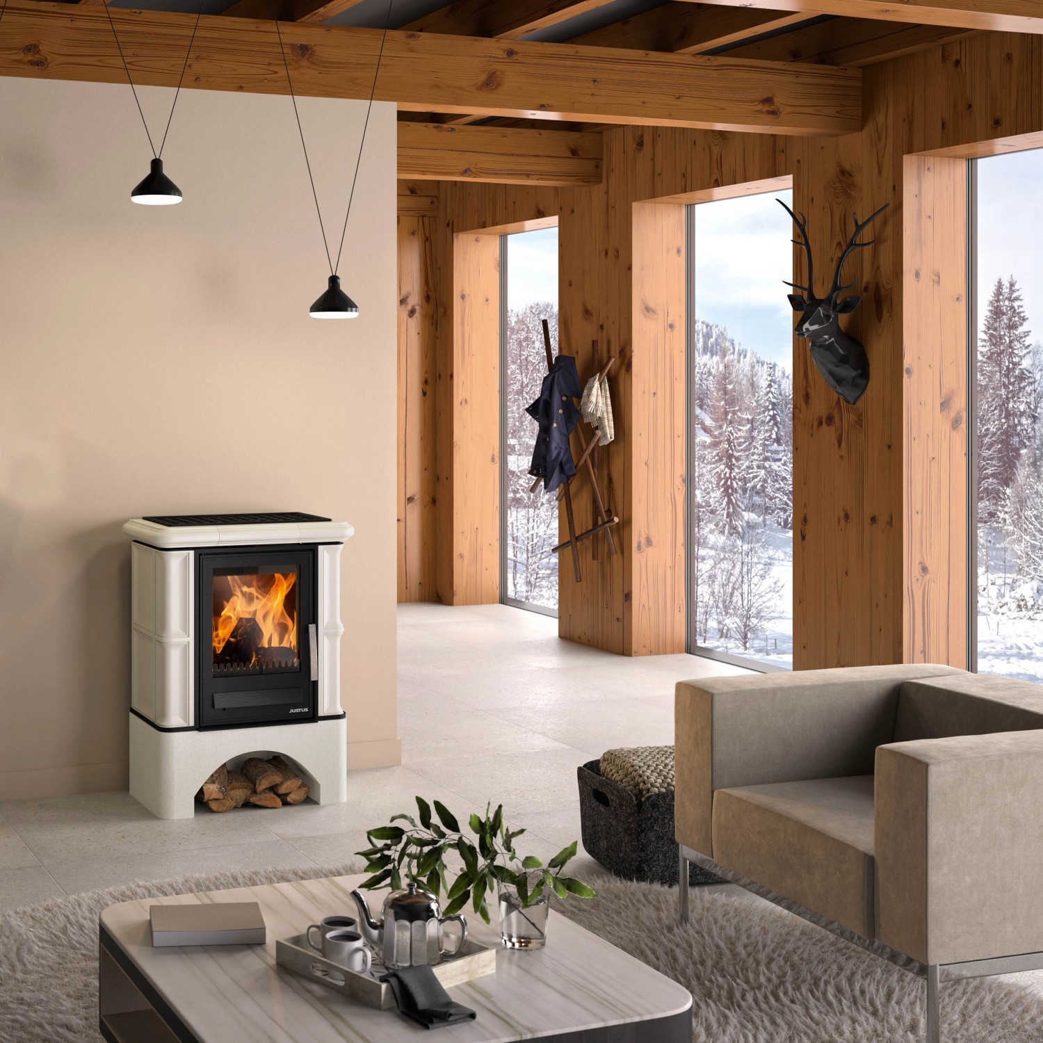 Justus Kaminofen Bavaria Ahorn Weiß mit Sockel, 7 kW, Ofenkacheln im Wohnraum.