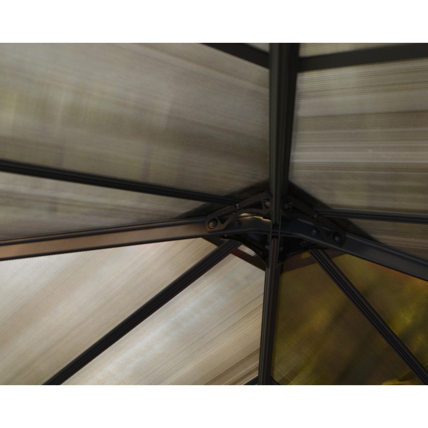Detailaufnahme des anthrazitgrauen Canopia Ledro Pavillons: Dachkonstruktion mit Polycarbonatplatten.