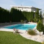 Steinbach Styropor Pool-Set Classic im Garten mit Pool, Rasen und Pflanzen.