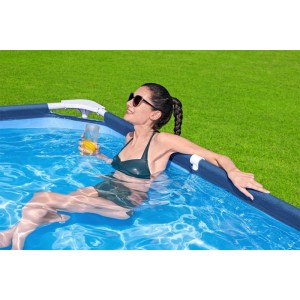Frau entspannt im dunkelblauen Bestway Steel Pro Frame Pool mit Getränk im Garten. Eckiger Stahlrahmen Pool für den Sommer.