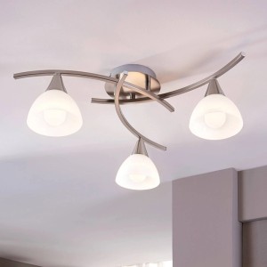 Moderne Lindby Deckenlampe Della aus gebürstetem Alu mit drei weißen Glas-Schirmen für Wohnzimmer.