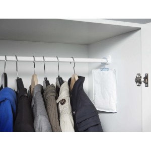 UHU Luftentfeuchter Mobil 100g im Kleiderschrank hängend.