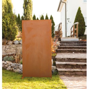 Rostfarbene Ferrum Art Sichtschutzwand Neutral im Garten, glatte Oberfläche.