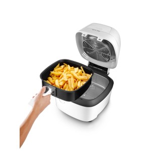 DeLonghi Fritteuse FH2101.W in Weiß, Korb mit goldbraunen Pommes wird entnommen. Kompakt, Haushaltsgerät.