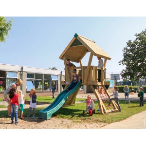 Hy-Land Spielgerät Q2 mit Rutsche aus Kiefernholz im Außenbereich mit spielenden Kindern.