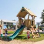 Hy-Land Spielgerät Q2 mit Rutsche aus Kiefernholz im Außenbereich mit spielenden Kindern.