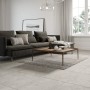 Verlegtes Feinsteinzeug Dallas Grau, matte Bodenfliese 60,6x60,6 cm im Wohnraum.